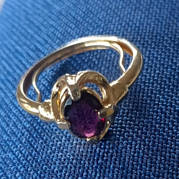 Avon Gold Ring with Deep Purple Gem - Picture 4 of 4